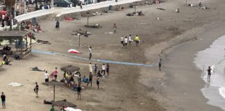 Inmigrantes en la playa de Ceuta.