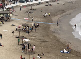 Inmigrantes en la playa de Ceuta.