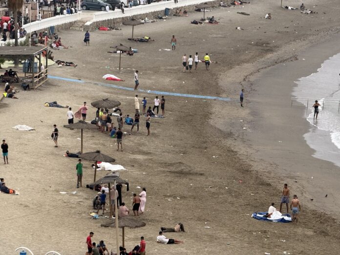 Inmigrantes en la playa de Ceuta.