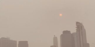 Edificios y el sol en Nueva York entre el humo procedente de varios incendios forestales en Canadá.