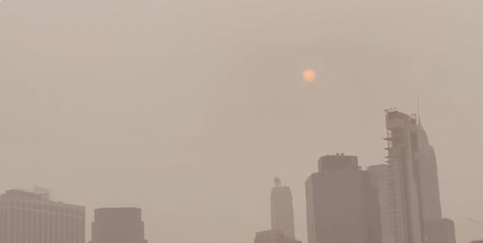 Edificios y el sol en Nueva York entre el humo procedente de varios incendios forestales en Canadá.