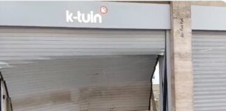 Persiana destrozada de la tienda K-tuin tras el alunizaje ocurrido en la calle Muntaner de Barcelona.