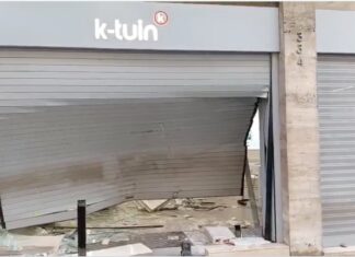 Persiana destrozada de la tienda K-tuin tras el alunizaje ocurrido en la calle Muntaner de Barcelona.