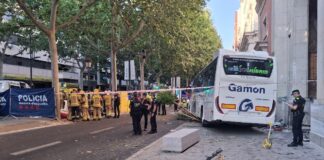 Autobús accidentado en la Rambla de Ferran de Lleida mientras Bomberos y Mossos trabajan en la zona