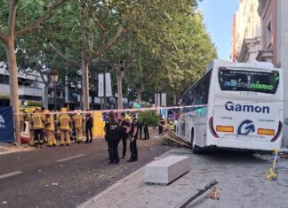 Cinco heridos del accidente de autobús en Lleida pasan por quirófano y otros cinco ingresan en la UCI Autobús accidentado en la Rambla de Ferran de Lleida mientras Bomberos y Mossos trabajan en la zona