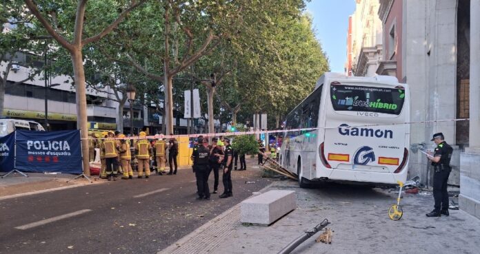 Autobús accidentado en la Rambla de Ferran de Lleida mientras Bomberos y Mossos trabajan en la zona