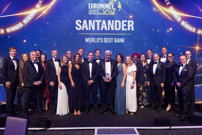 Representantes de Banco Santander recogen el premio al Mejor Banco del Mundo en los Euromoney Awards for Excellence 2026.