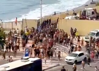 Personas saltando la valla en Ceuta.