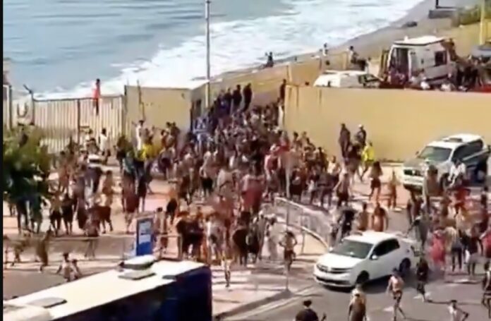 Personas saltando la valla en Ceuta.