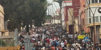 Calle de Ceuta abarrotada de personas tras la llegada masiva de inmigrantes desde Marruecos.