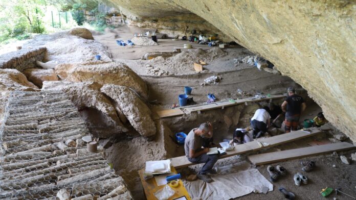 Arqueólogos trabajan en el yacimiento prehistórico de Les Coves del Fem, en Ulldemolins (Priorat), durante la campaña de excavaciones de 2026.