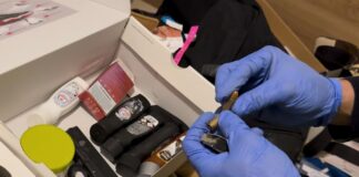 Agentes de los Mossos muestran un arma de fuego y munición intervenidas al grupo criminal juvenil Los 300 en Barcelona.