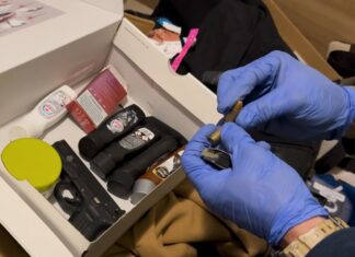 Desmantelado el grupo criminal juvenil Los 300, vinculado a agresiones con machetes y tráfico de droga en Barcelona Agentes de los Mossos muestran un arma de fuego y munición intervenidas al grupo criminal juvenil Los 300 en Barcelona.