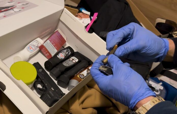 Agentes de los Mossos muestran un arma de fuego y munición intervenidas al grupo criminal juvenil Los 300 en Barcelona.