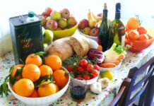 La dieta mediterránea también protege la salud mental: un estudio la vincula a un mayor bienestar psicológico Alimentos típicos de la dieta mediterránea, como aceite de oliva, frutas, verduras y pan.