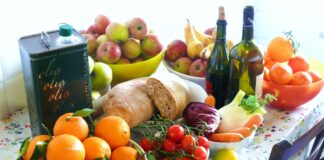 Alimentos típicos de la dieta mediterránea, como aceite de oliva, frutas, verduras y pan.