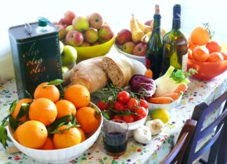 La dieta mediterránea también protege la salud mental: un estudio la vincula a un mayor bienestar psicológico Alimentos típicos de la dieta mediterránea, como aceite de oliva, frutas, verduras y pan.