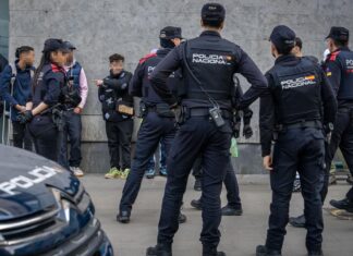 Redada policial en La Mina y Badalona para localizar las armas de los tiroteos recientes Redada policial