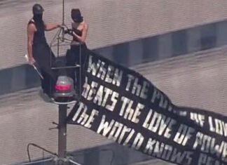 Acróbatas rusos se declaran amor en el Empire State y son detenidos