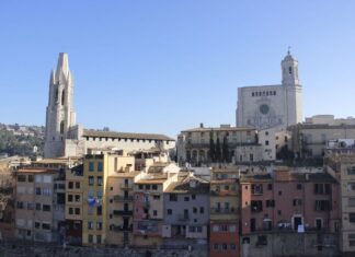 Junts eleva la presión sobre sus socios de gobierno en Girona: «Se nos ha acabado la paciencia» Vista panorámica del casco histórico de Girona con la Catedral y la basílica de Sant Feliu.