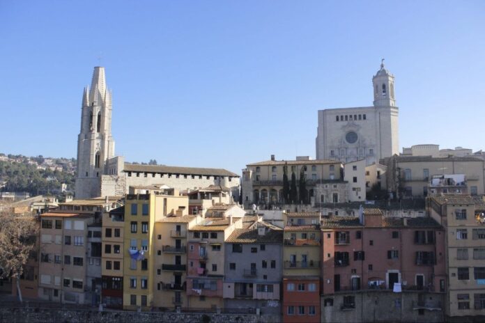 Vista panorámica del casco histórico de Girona con la Catedral y la basílica de Sant Feliu.