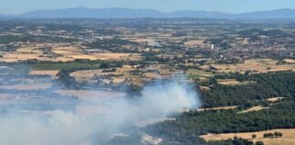 Vista aérea de la columna de humo provocada por el incendio forestal declarado en La Bisbal d'Empordà.