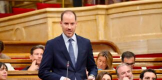 Juan Fernández interviene durante una sesión del Parlament de Catalunya.