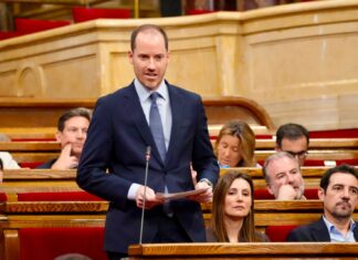 El PP acusa a Illa de convertir Cataluña en «el último refugio político del sanchismo» Juan Fernández interviene durante una sesión del Parlament de Catalunya.