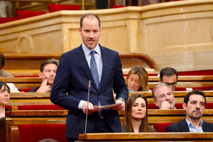 Juan Fernández interviene durante una sesión del Parlament de Catalunya.