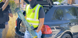 Agente de la Policía Nacional sostiene el lanzacohetes intervenido durante la operación contra una red de tráfico de armas en Cataluña.