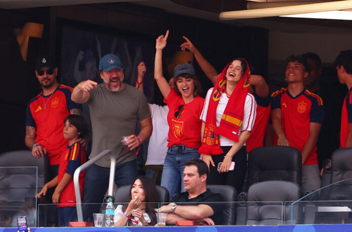 Penélope Cruz, Bardem y Rosalía en el España–Austria