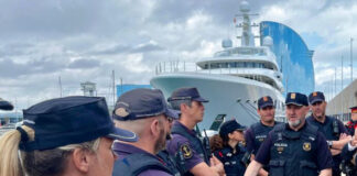 Agentes de la Guardia Civil, Mossos d'Esquadra y otros cuerpos policiales durante un operativo de seguridad en el Puerto de Barcelona.