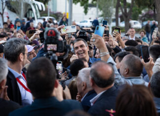 El CIS sitúa al PSOE ocho puntos por encima del PP y mantiene a Vox como tercera fuerza Pedro Sánchez durante un acto de la campaña electoral catalana de 2024