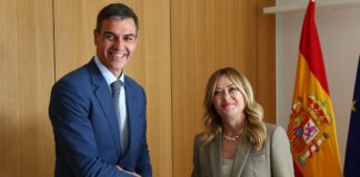 Pedro Sánchez saluda a la primera ministra italiana, Giorgia Meloni, durante un encuentro celebrado en Bruselas en junio de 2026.