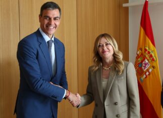 Una encuesta sitúa al bloque PP-Vox al borde de los 200 escaños y hunde al PSOE de Sánchez Pedro Sánchez saluda a la primera ministra italiana, Giorgia Meloni, durante un encuentro celebrado en Bruselas en junio de 2026.