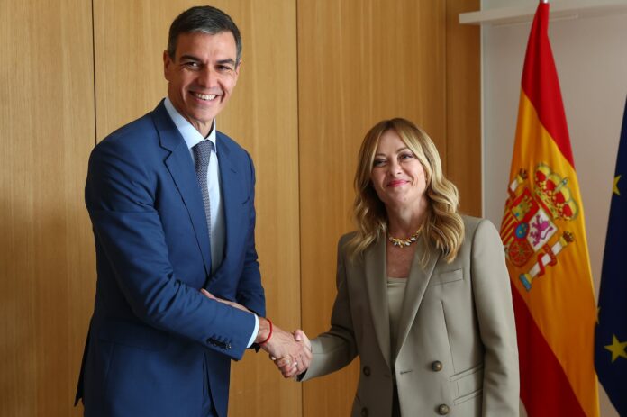 Pedro Sánchez saluda a la primera ministra italiana, Giorgia Meloni, durante un encuentro celebrado en Bruselas en junio de 2026.