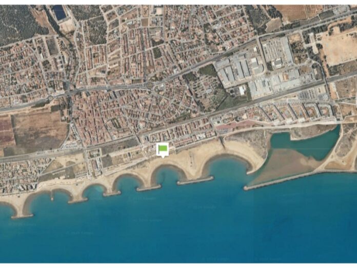 Vista aérea de la playa de Llevant de Cunit, donde este sábado falleció ahogado un bañista de 70 años.