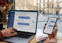 Persona utilizando aplicaciones de inteligencia artificial en un ordenador y un teléfono móvil