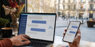 Persona utilizando aplicaciones de inteligencia artificial en un ordenador y un teléfono móvil