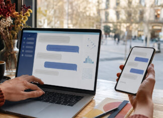 Uno de cada cuatro catalanes utiliza la inteligencia artificial todos los días Persona utilizando aplicaciones de inteligencia artificial en un ordenador y un teléfono móvil