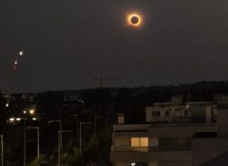 Un joven cae de un vagón mientras observaba el eclipse y acaba en el hospital en Altafulla Vista del eclipse en Barcelona.