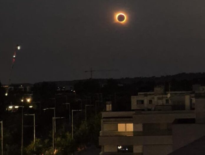 Vista del eclipse en Barcelona.