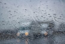 Lluvia intensa sobre una carretera durante un episodio de tormentas.