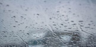 Lluvia intensa sobre una carretera durante un episodio de tormentas.