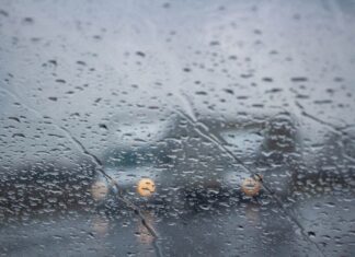 Cataluña, en alerta por lluvias torrenciales: Protección Civil pide no acercarse a ríos ni barrancos Lluvia intensa sobre una carretera durante un episodio de tormentas.