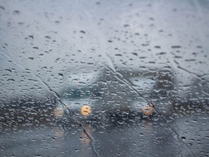 Lluvia intensa sobre una carretera durante un episodio de tormentas.