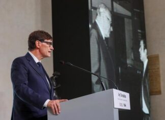Illa se aferra al legado de Tarradellas para reclamar el «máximo autogobierno» para Cataluña El presidente Salvador Illa durante la inauguración del Any Josep Tarradellas.