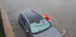 Momento del rescate de la mujer y su bebé en Gavà.