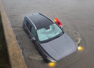 Momento del rescate de la mujer y su bebé en Gavà.