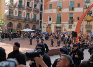 La líder de Aliança Catalana triunfa en el Fossar de les Moreres para disgusto del separatismo tradicional Separatistas de izquierda y derecha en el Fossar de les Moreres.